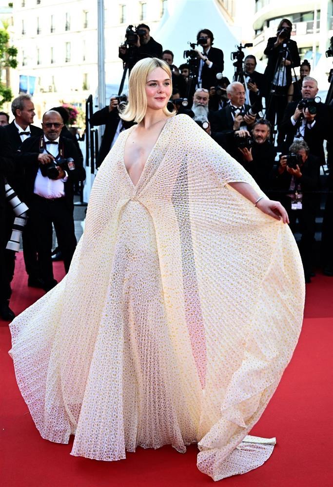 Elle Fanning diện đầm hở bạo khoe lưng trần trên thảm đỏ bế mạc LHP Cannes-1