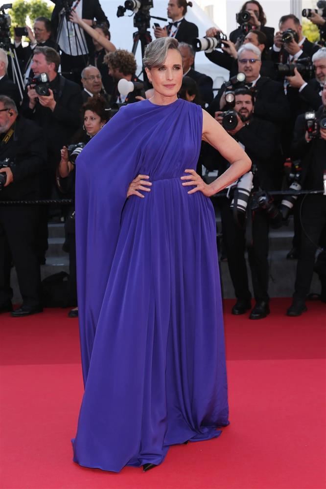 Elle Fanning diện đầm hở bạo khoe lưng trần trên thảm đỏ bế mạc LHP Cannes-7