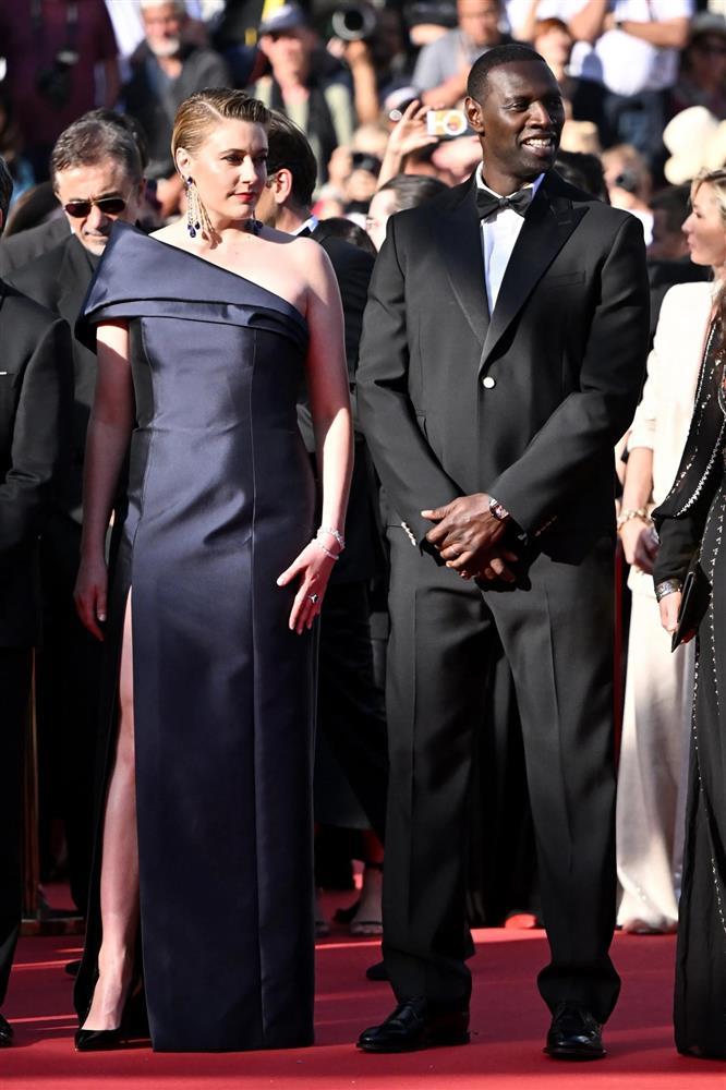 Elle Fanning diện đầm hở bạo khoe lưng trần trên thảm đỏ bế mạc LHP Cannes-8