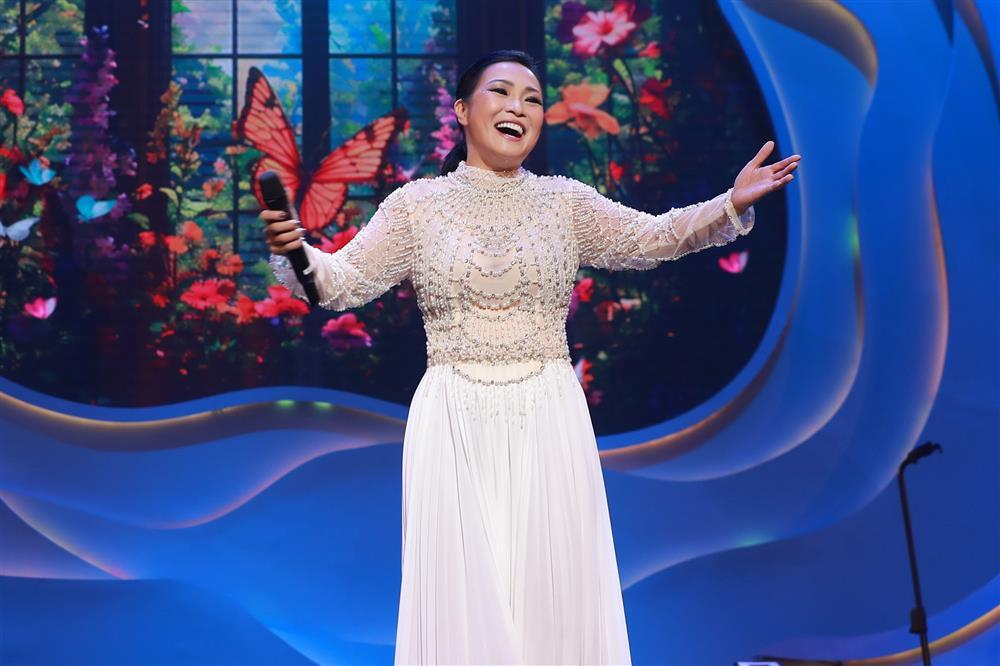 Phương Thanh e lệ nép vai Bằng Kiều, tay trong tay MONO-1