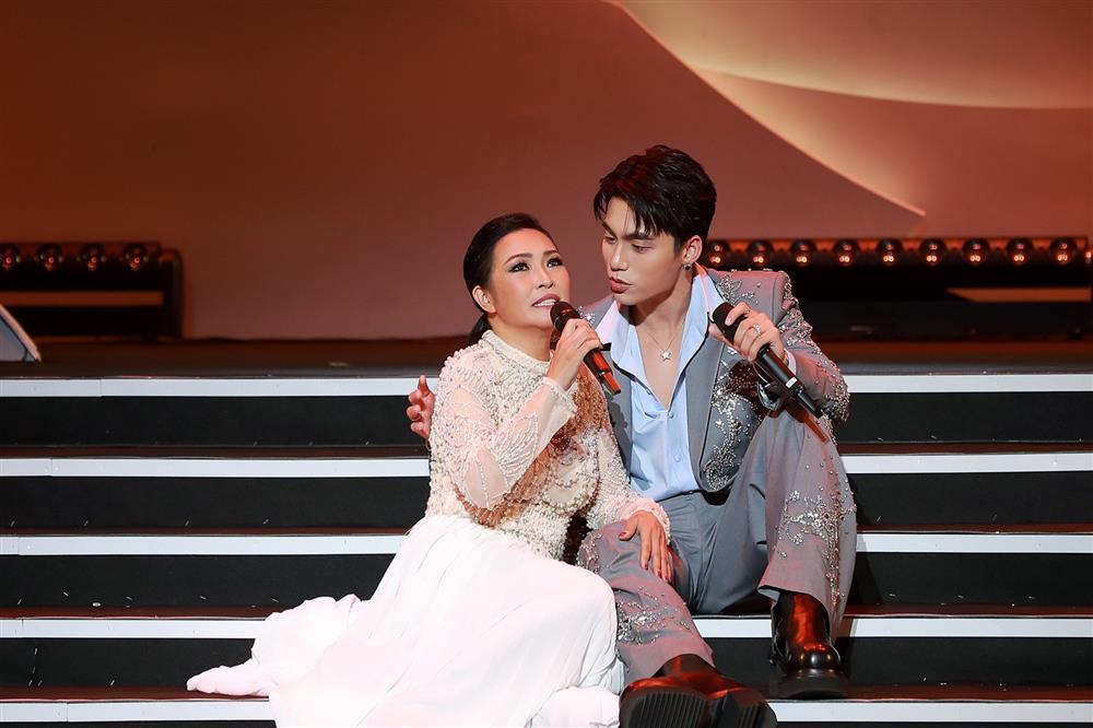 Phương Thanh e lệ nép vai Bằng Kiều, tay trong tay MONO-2