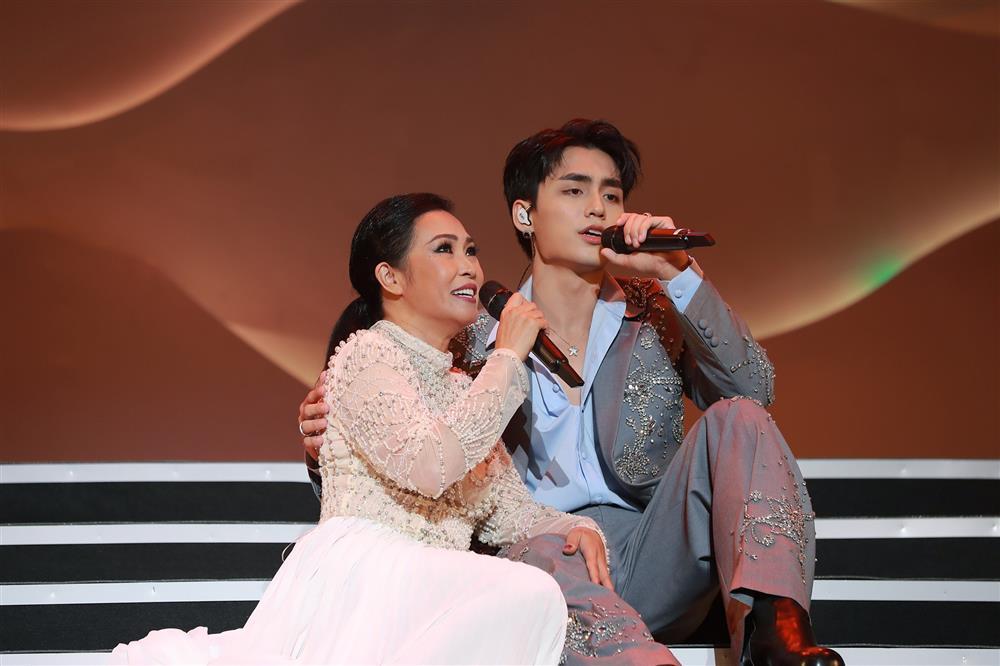 Phương Thanh e lệ nép vai Bằng Kiều, tay trong tay MONO-3