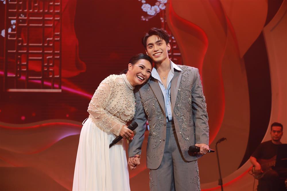 Phương Thanh e lệ nép vai Bằng Kiều, tay trong tay MONO-4