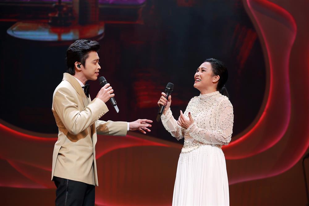 Phương Thanh e lệ nép vai Bằng Kiều, tay trong tay MONO-6