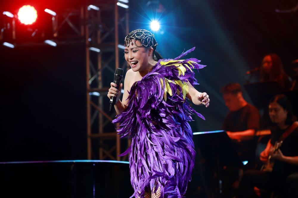 Phương Thanh e lệ nép vai Bằng Kiều, tay trong tay MONO-8