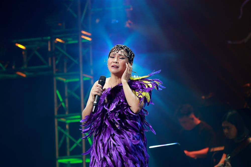 Phương Thanh e lệ nép vai Bằng Kiều, tay trong tay MONO-9