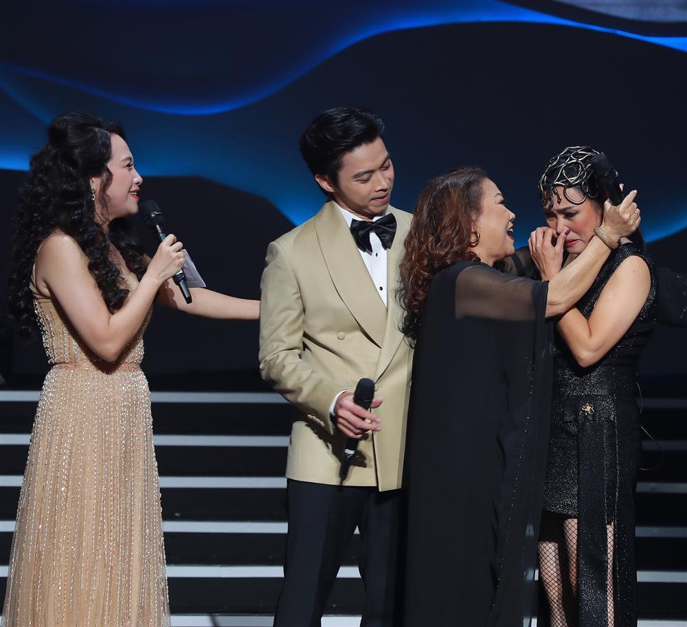 Phương Thanh e lệ nép vai Bằng Kiều, tay trong tay MONO-10