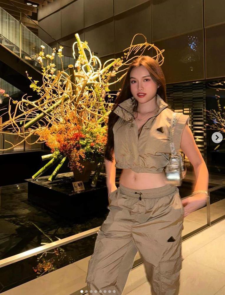 Nữ MC mặc váy xẻ cao, khoe chân dài thẳng tắp-6