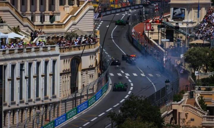 Siêu xe F1 tai nạn vỡ vụn giữa đường, tay đua thoát chết không trầy xước-1