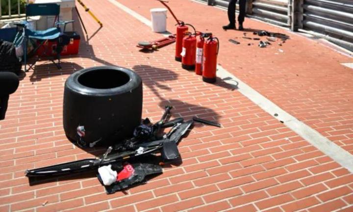 Siêu xe F1 tai nạn vỡ vụn giữa đường, tay đua thoát chết không trầy xước-2