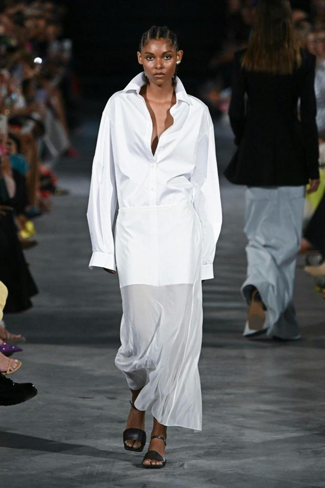 Hướng dẫn cơ bản để mặc xu hướng váy sheer cho mùa hè-10