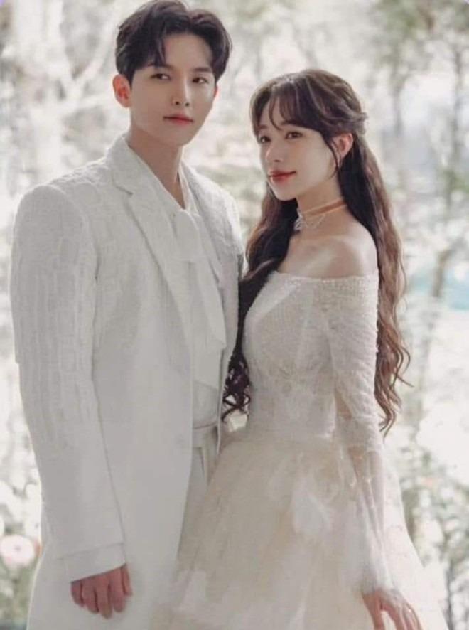 Ngày đại hỷ có 4 hôn lễ Kbiz: Super Junior tái hợp đầy đủ chúc mừng Ryeowook, đám cưới em trai Dara hóa concert YG-1