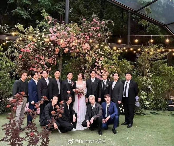 Ngày đại hỷ có 4 hôn lễ Kbiz: Super Junior tái hợp đầy đủ chúc mừng Ryeowook, đám cưới em trai Dara hóa concert YG-8