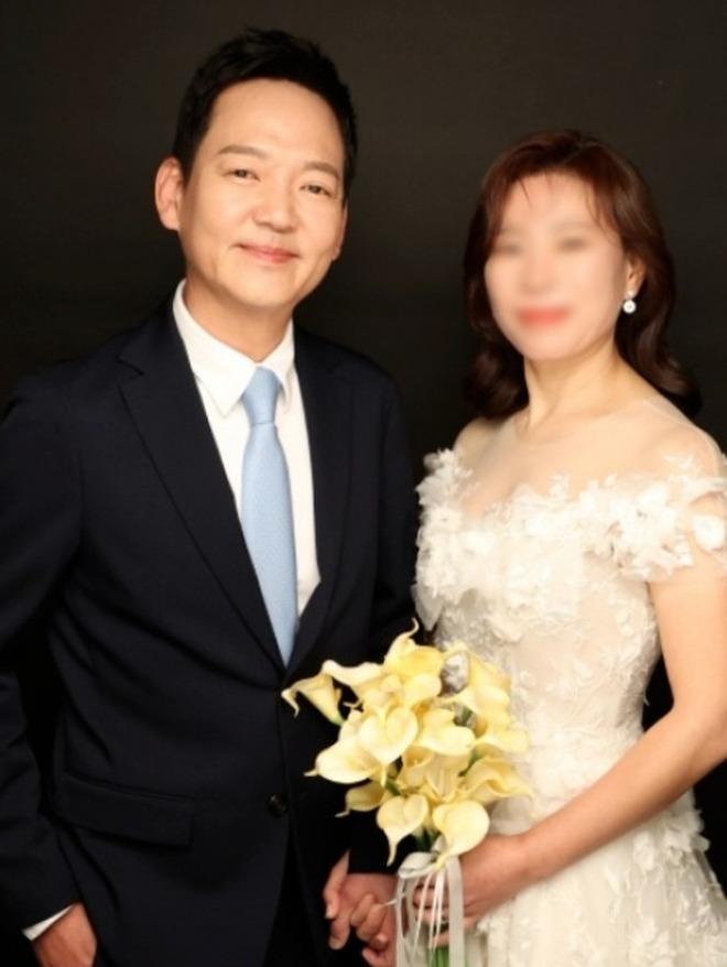 Ngày đại hỷ có 4 hôn lễ Kbiz: Super Junior tái hợp đầy đủ chúc mừng Ryeowook, đám cưới em trai Dara hóa concert YG-16