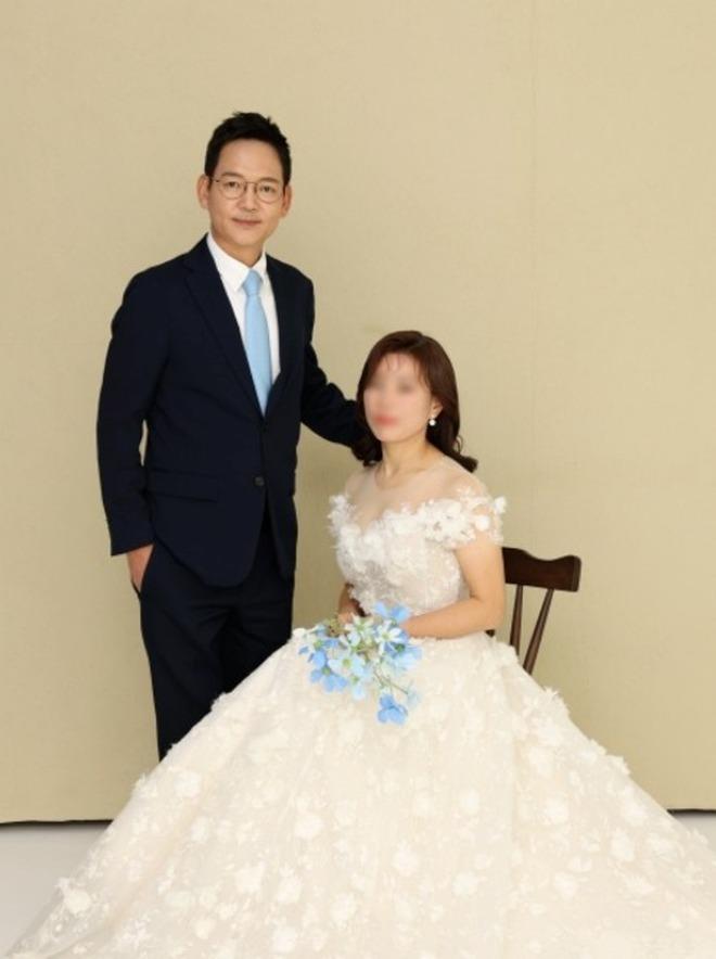 Ngày đại hỷ có 4 hôn lễ Kbiz: Super Junior tái hợp đầy đủ chúc mừng Ryeowook, đám cưới em trai Dara hóa concert YG-17