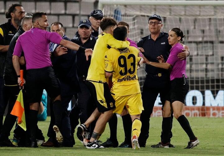 Nữ trọng tài bị cầu thủ đuổi đánh, phải nhờ cảnh sát hộ tống thoát thân-1