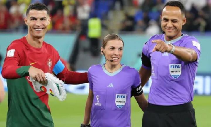 Nữ trọng tài bị cầu thủ đuổi đánh, phải nhờ cảnh sát hộ tống thoát thân-2