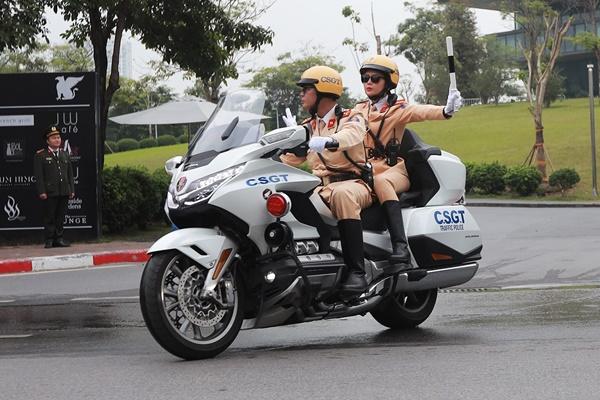 Gặp thiếu niên bị tím tái bên đường, CSGT kịp thời đưa đi cấp cứu-2