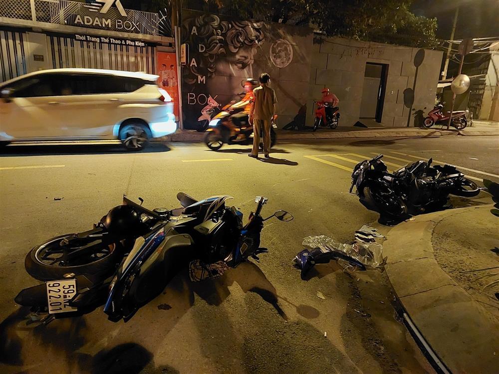 Nữ tài xế taxi công nghệ tông nhiều xe máy ở trung tâm TPHCM-1