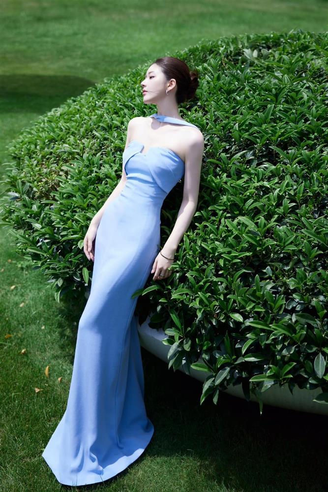 Xuất hiện với tạo hình xanh mát mắt, Triệu Lộ Tư lại bị chê già như bà cô vì điểm này?-1