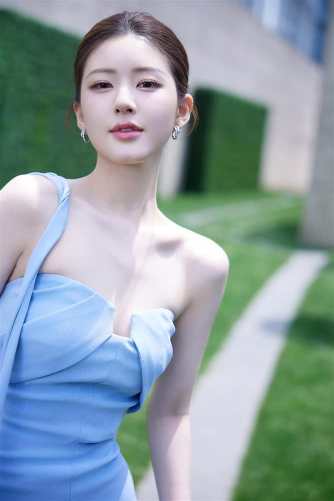 Xuất hiện với tạo hình xanh mát mắt, Triệu Lộ Tư lại bị chê già như bà cô vì điểm này?-2