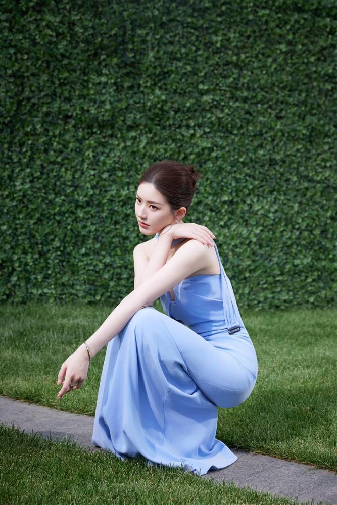 Xuất hiện với tạo hình xanh mát mắt, Triệu Lộ Tư lại bị chê già như bà cô vì điểm này?-3