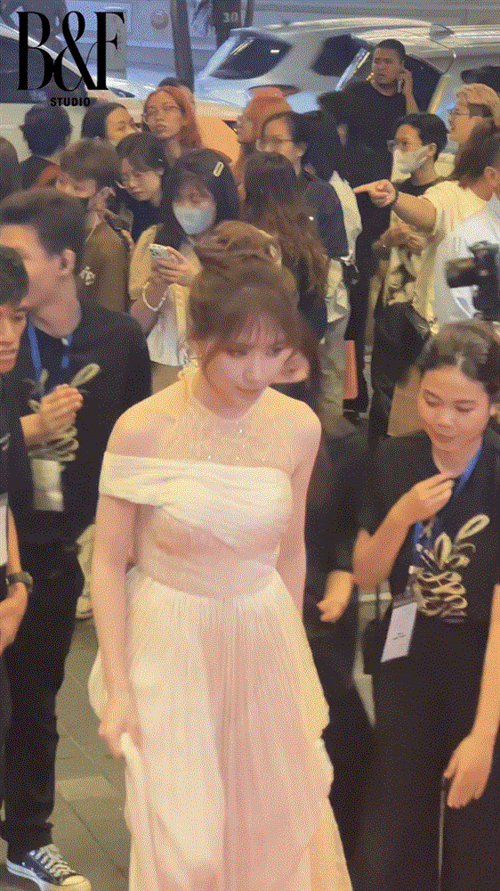 Hoà Minzy đẹp bất chấp cam thường trên thảm đỏ, bước đi để lộ điểm khiến dân tình phải nể-1