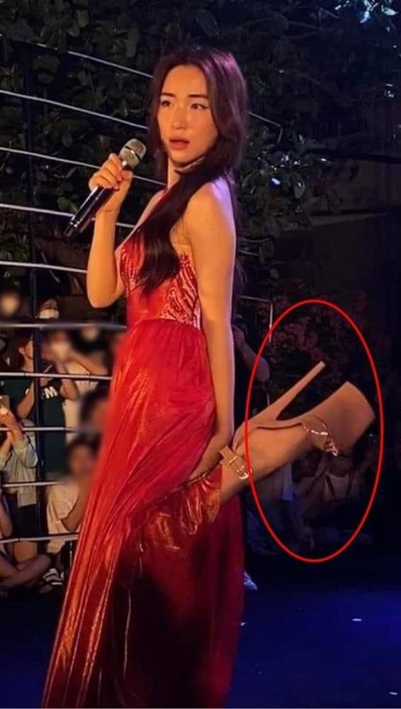 Hoà Minzy đẹp bất chấp cam thường trên thảm đỏ, bước đi để lộ điểm khiến dân tình phải nể-7