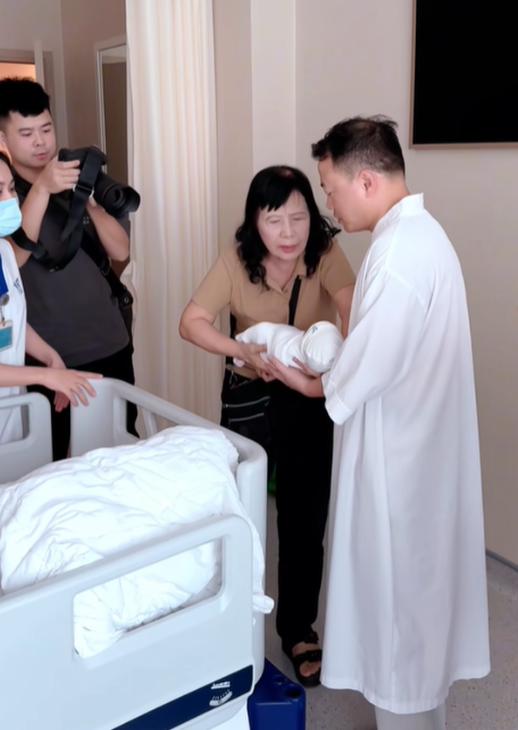 Phương Oanh khoe ảnh bồng bế cặp song sinh, nhan sắc mẹ bỉm nghiện con gây chú ý-8