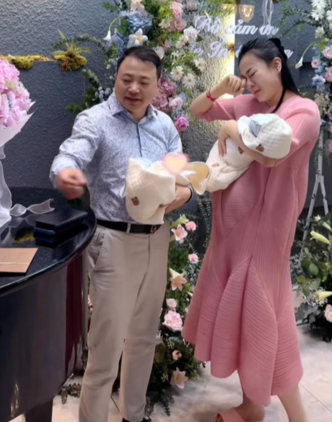 Phương Oanh khoe ảnh bồng bế cặp song sinh, nhan sắc mẹ bỉm nghiện con gây chú ý-9