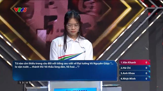 Nữ sinh Olympia gây sốt với vẻ ngoài xinh xắn, đã thế còn học cực giỏi, là phiên dịch viên của trường-2