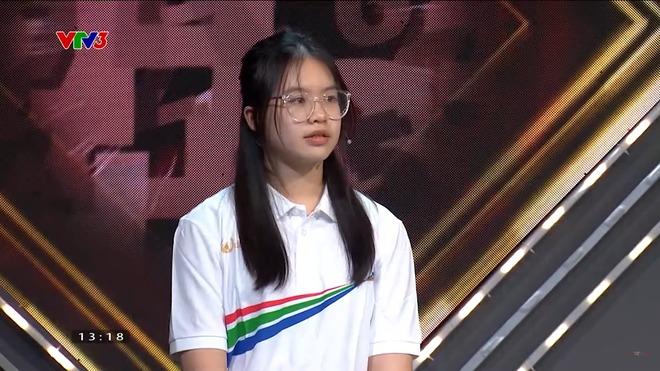 Nữ sinh Olympia gây sốt với vẻ ngoài xinh xắn, đã thế còn học cực giỏi, là phiên dịch viên của trường-3