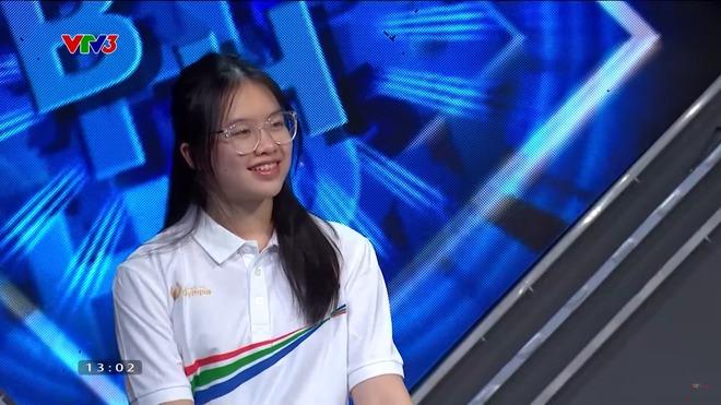 Nữ sinh Olympia gây sốt với vẻ ngoài xinh xắn, đã thế còn học cực giỏi, là phiên dịch viên của trường-5