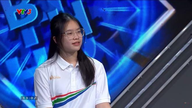 Nữ sinh Olympia gây sốt với vẻ ngoài xinh xắn, đã thế còn học cực giỏi, là phiên dịch viên của trường-6