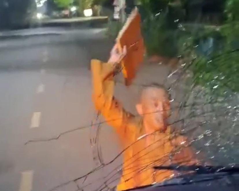 Xôn xao clip người mặc y phục giống nhà sư đập vỡ kính ô tô ở Bình Dương-1