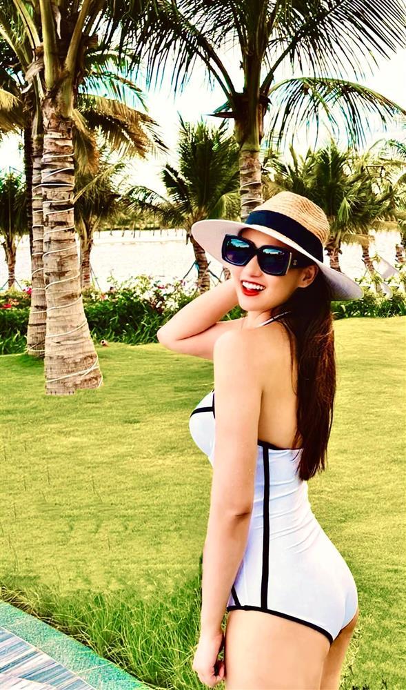 Chọn bikini cut out cực cháy đi biển như nữ diễn viên đại gia Lã Thanh Huyền-3