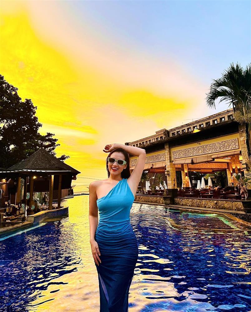 Chọn bikini cut out cực cháy đi biển như nữ diễn viên đại gia Lã Thanh Huyền-4