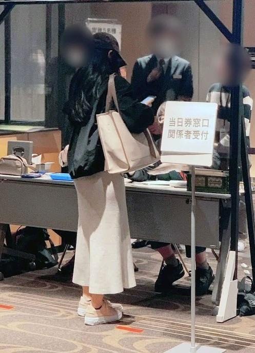 Nữ ca sĩ bị bắt gặp rời khách sạn với hai sao nam giờ ra sao?-2