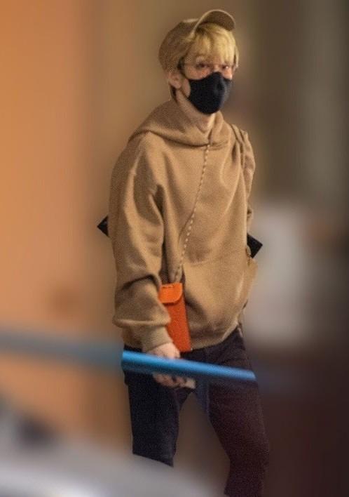 Nữ ca sĩ bị bắt gặp rời khách sạn với hai sao nam giờ ra sao?-3