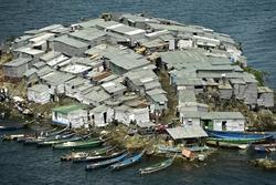 Hòn đảo đông đúc nhất thế giới: Hơn 500 người sống trong diện tích nhỏ hơn sân bóng, chỉ có 1 nhà vệ sinh công cộng