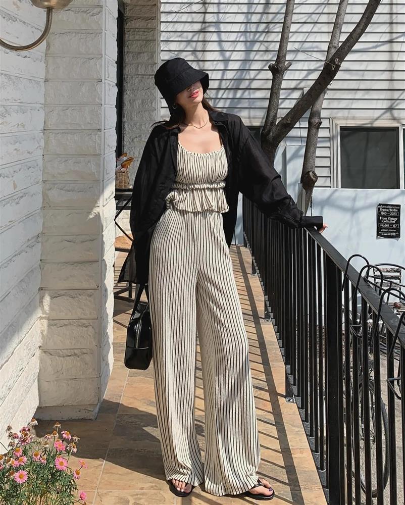 Phụ nữ trên 40 tuổi nên diện 4 kiểu quần trẻ trung, nhẹ mát đi du lịch-1