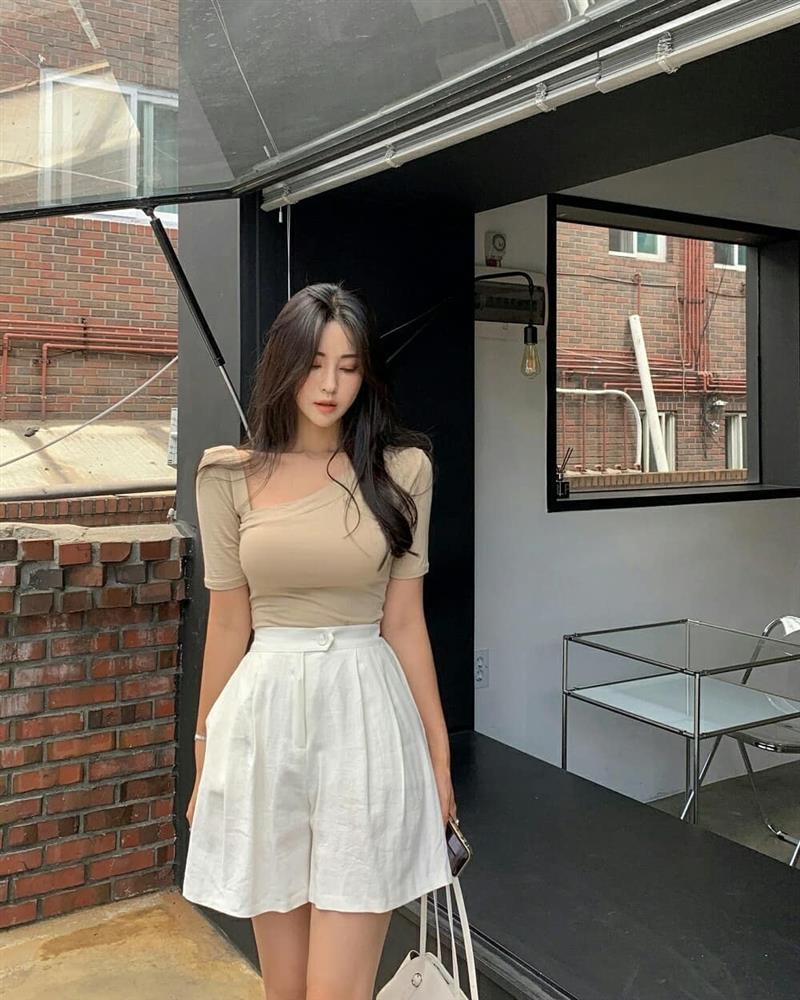 Phụ nữ trên 40 tuổi nên diện 4 kiểu quần trẻ trung, nhẹ mát đi du lịch-2