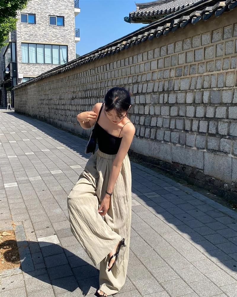 Phụ nữ trên 40 tuổi nên diện 4 kiểu quần trẻ trung, nhẹ mát đi du lịch-3