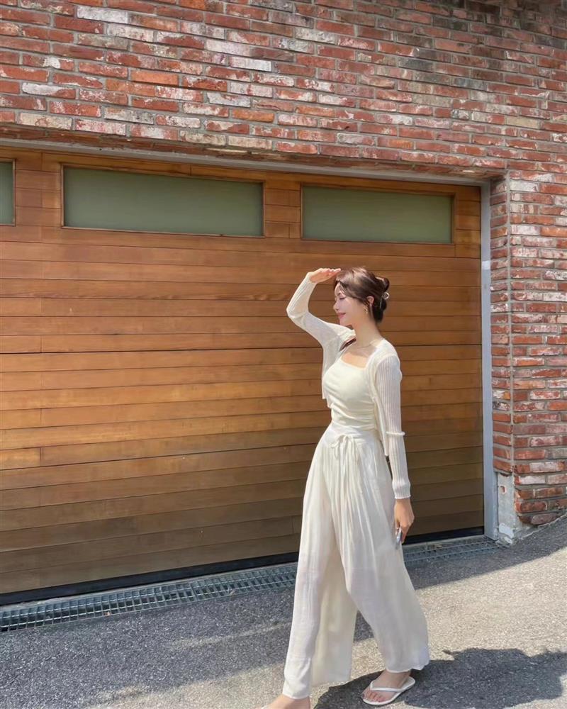 Phụ nữ trên 40 tuổi nên diện 4 kiểu quần trẻ trung, nhẹ mát đi du lịch-4