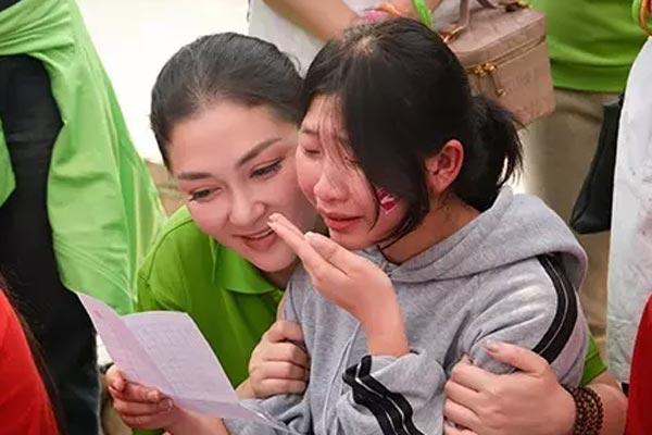 Hoa hậu Việt Nam đầu tiên tuổi 53 hạnh phúc bên chồng tiến sĩ và các con-15