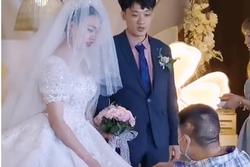 Phù rể đột nhiên quỳ xuống cầu hôn cô dâu giữa đám cưới khiến chú rể tái mặt: Camera ghi lại cảnh ngỡ ngàng