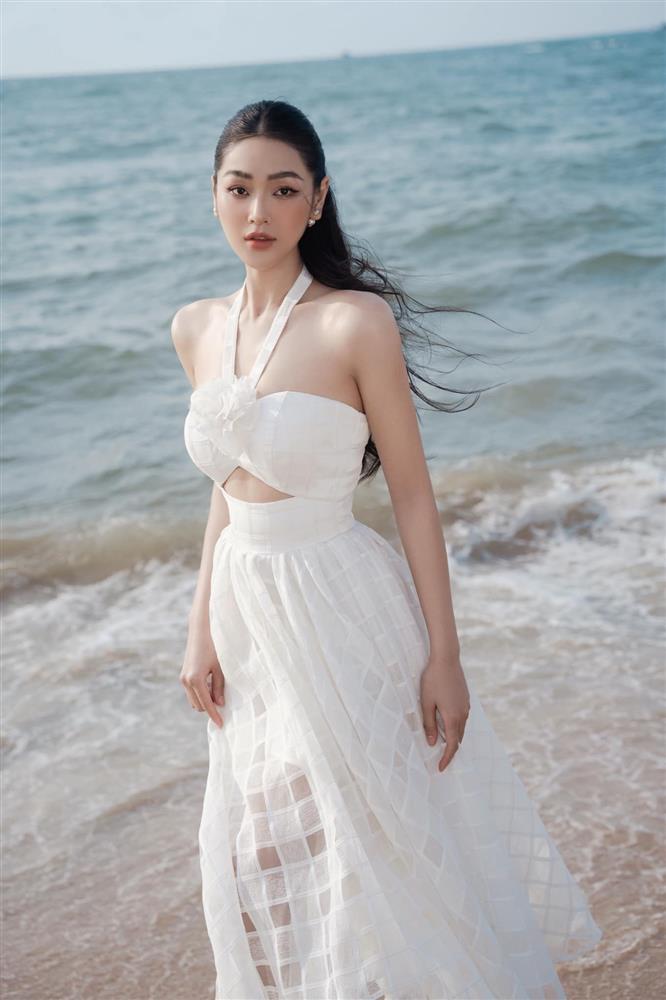 Hiếm hoi diện bikini, người tình màn ảnh mới của Việt Anh diện thế nào khi đi biển?-2