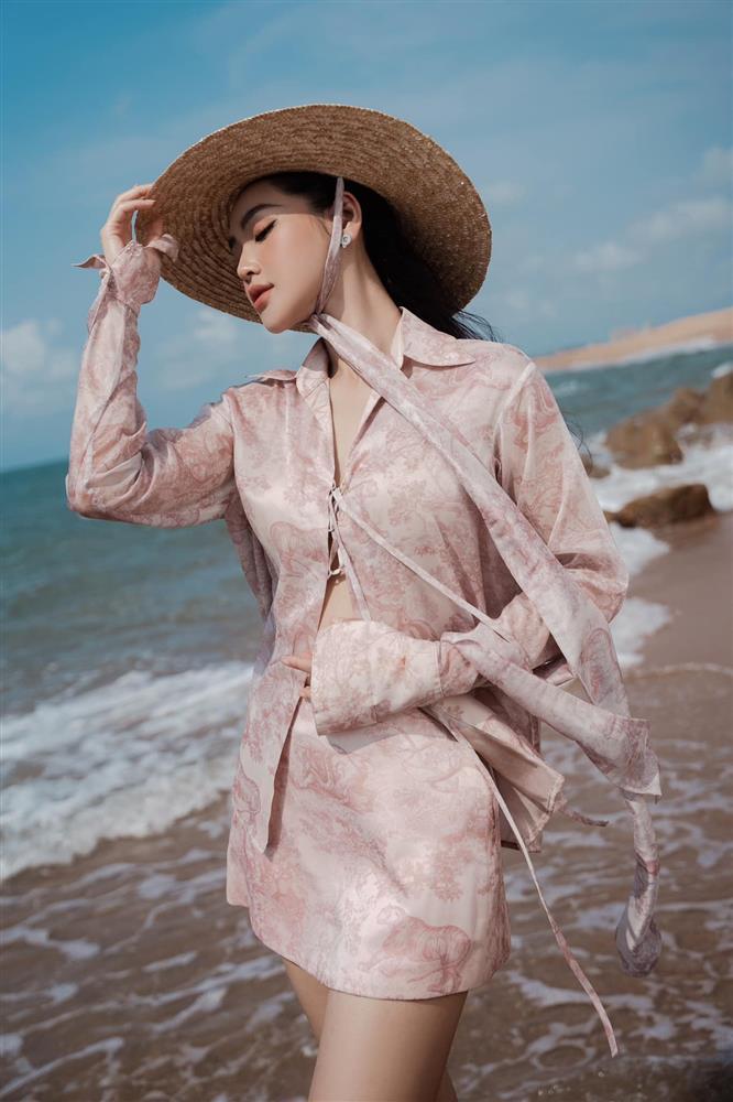 Hiếm hoi diện bikini, người tình màn ảnh mới của Việt Anh diện thế nào khi đi biển?-6