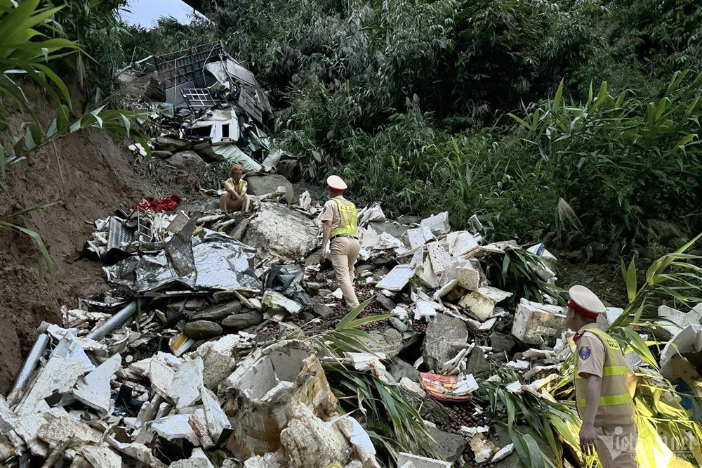 Xe tải chở 3 người lao xuống vực sâu 50m-1