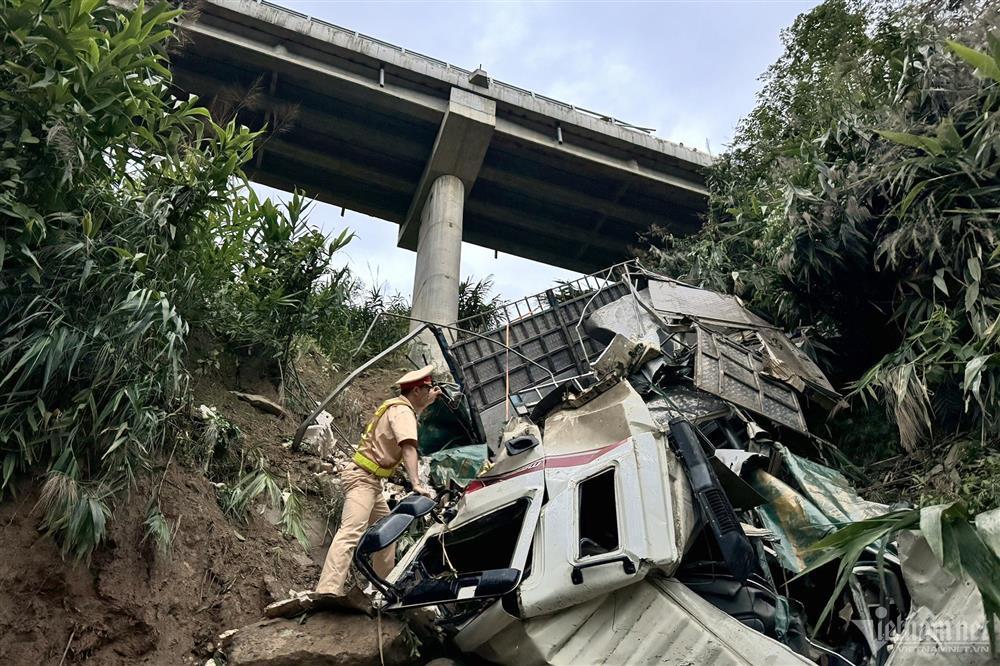 Xe tải chở 3 người lao xuống vực sâu 50m-2